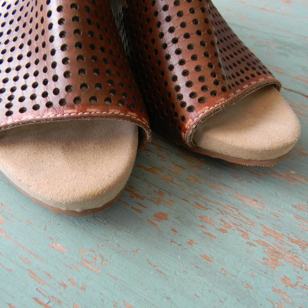 L'Artiste by Spring Step  ARTISAN BOHO PERFORATED FLORAL DETAIL LEATHER HEELS 38 - Picture 4 of 7